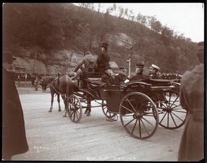 Vista de hombres militares, incluyendo al Contraalmirante Robley Dunglison Evans, y el Príncipe en un carruaje en West Point, 1905